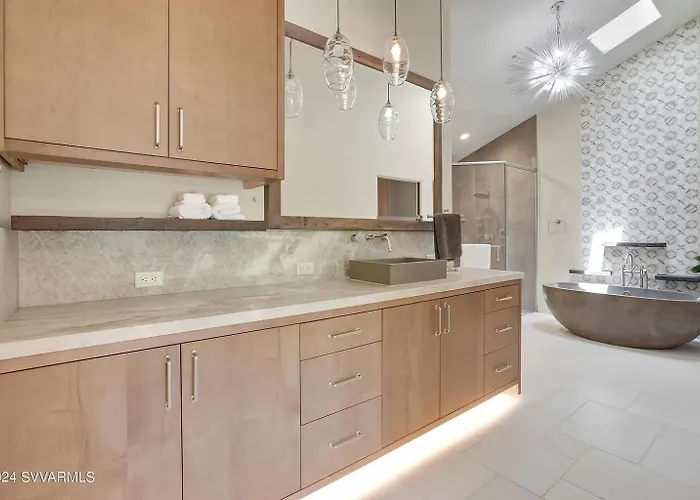 Beautiful Upscale With Views Of Cathedral Rock, A Stream, Lush Fruit Trees Villa Sedona