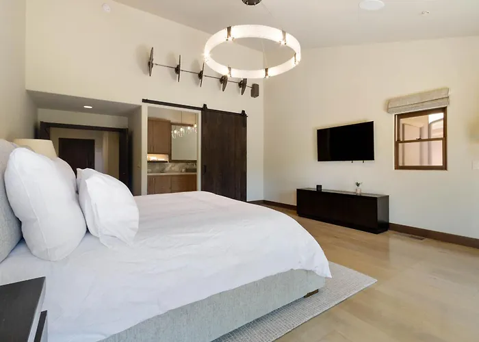 Villa Beautiful Upscale With Views Of Cathedral Rock, A Stream, Lush Fruit Trees Sedona
