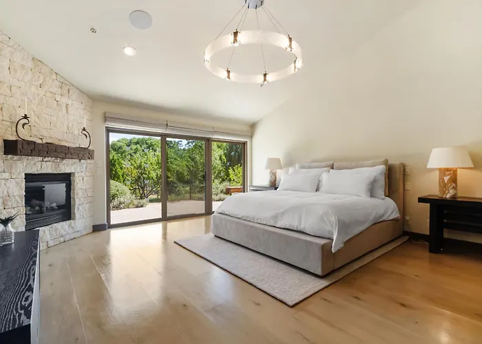 Beautiful Upscale With Views Of Cathedral Rock, A Stream, Lush Fruit Trees Villa *