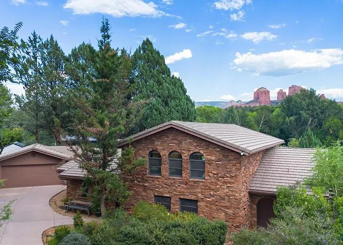 Beautiful Upscale With Views Of Cathedral Rock, A Stream, Lush Fruit Trees *
