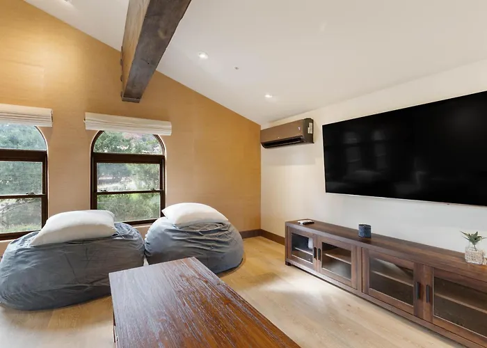 Beautiful Upscale With Views Of Cathedral Rock, A Stream, Lush Fruit Trees Villa