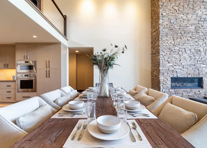 Villa Beautiful Upscale With Views Of Cathedral Rock, A Stream, Lush Fruit Trees