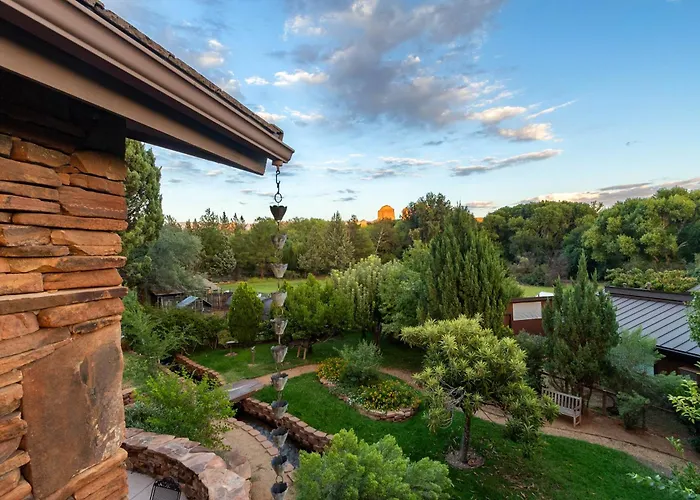 Beautiful Upscale With Views Of Cathedral Rock, A Stream, Lush Fruit Trees Villa *