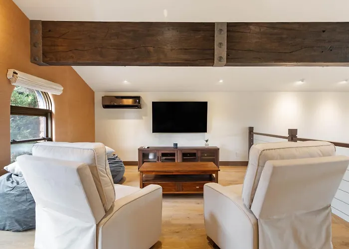 Beautiful Upscale With Views Of Cathedral Rock, A Stream, Lush Fruit Trees Villa Sedona