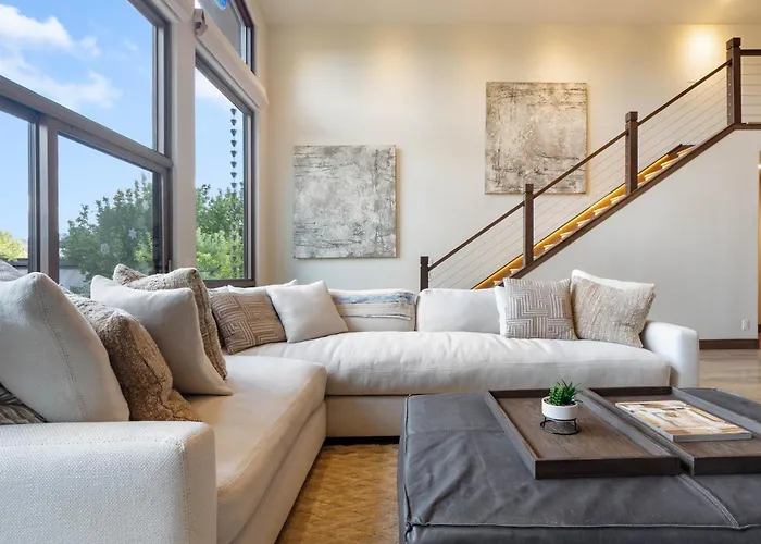 Beautiful Upscale With Views Of Cathedral Rock, A Stream, Lush Fruit Trees * Sedona