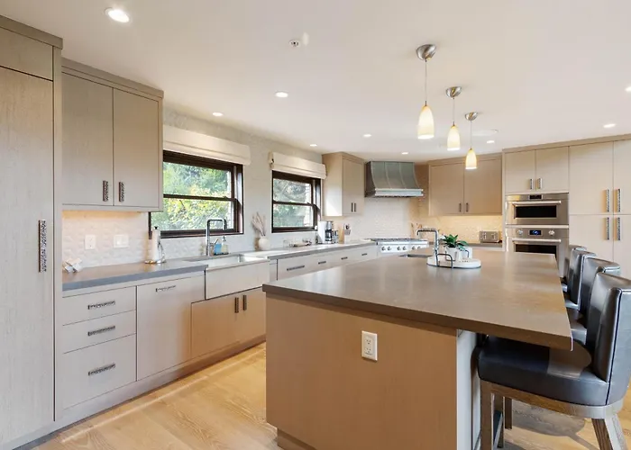 Beautiful Upscale With Views Of Cathedral Rock, A Stream, Lush Fruit Trees Villa