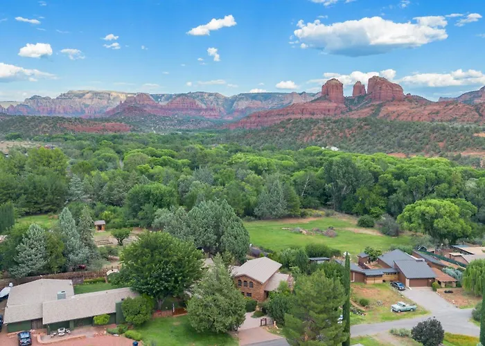 Villa Beautiful Upscale With Views Of Cathedral Rock, A Stream, Lush Fruit Trees