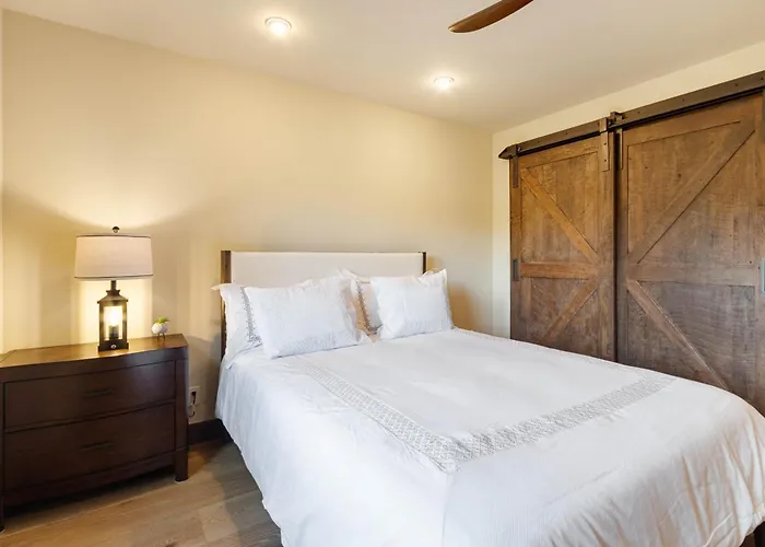 Villa Beautiful Upscale With Views Of Cathedral Rock, A Stream, Lush Fruit Trees *