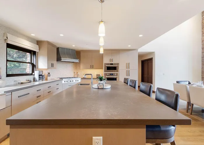 Beautiful Upscale With Views Of Cathedral Rock, A Stream, Lush Fruit Trees Villa Sedona