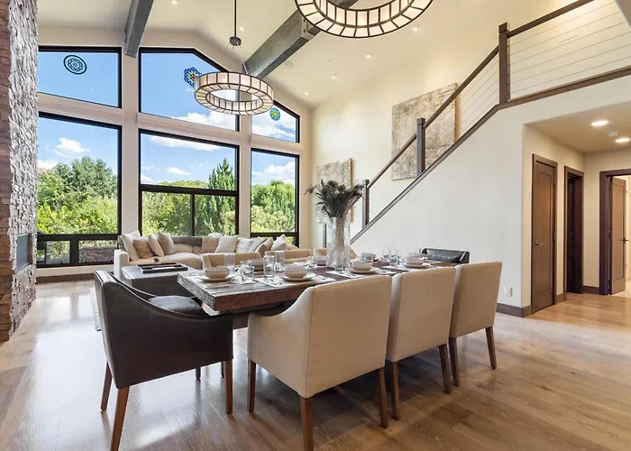 Beautiful Upscale With Views Of Cathedral Rock, A Stream, Lush Fruit Trees *