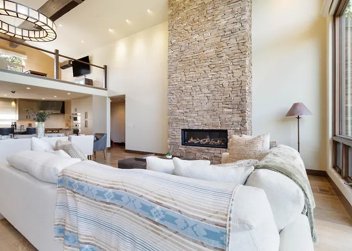 Beautiful Upscale With Views Of Cathedral Rock, A Stream, Lush Fruit Trees * Sedona